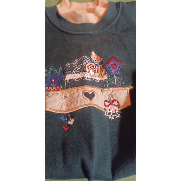 Vintage Chic Green Embroidered Teddy Bear On Mantel Sweatshirt Large Grandmacore - Picture 7 of 7